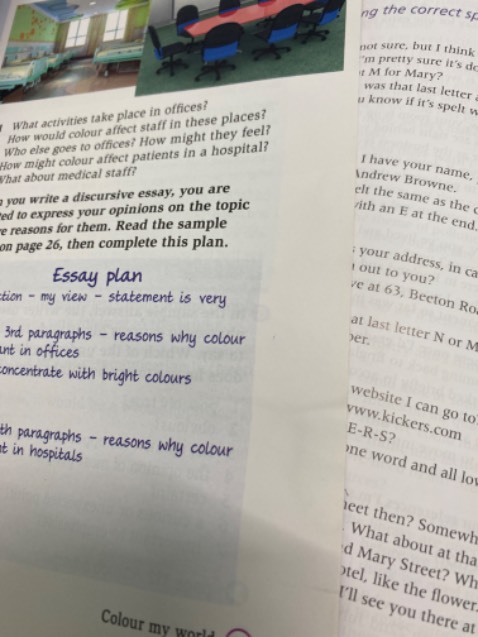 Sách giao rất xấu và bị cong. Hình như sách đã bị ướt rồi khô nhưng không hiểu sao Fahasa lại giao cho mình được. Mấy bạn có mua thì nên ra nhà sách trực tiếp mua cho đẹp nha. Một cuốn sách như này cũng đâu rẻ với sinh viên như mình, thế mà nhà sách lại giao sách dởm cho mình.