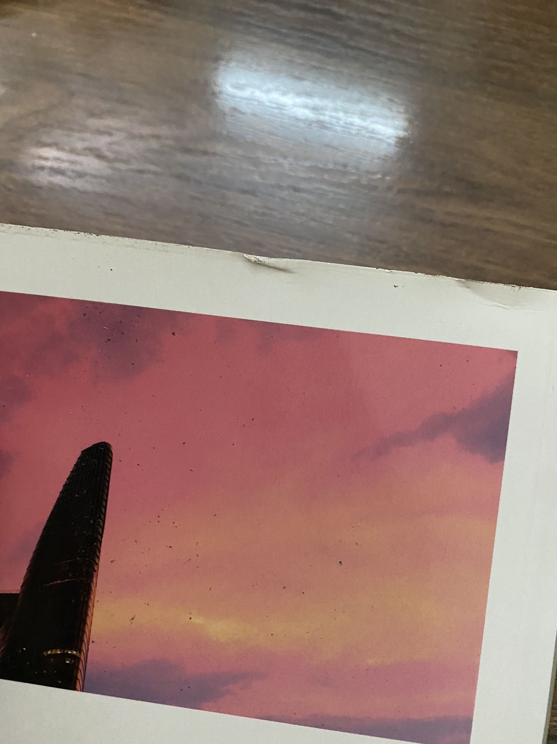 Hơi cũ và có vết hằn như hình, nội dung khá ok