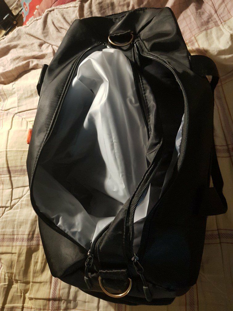 Balo rộng. Chống thấm đc, màu như ảnh