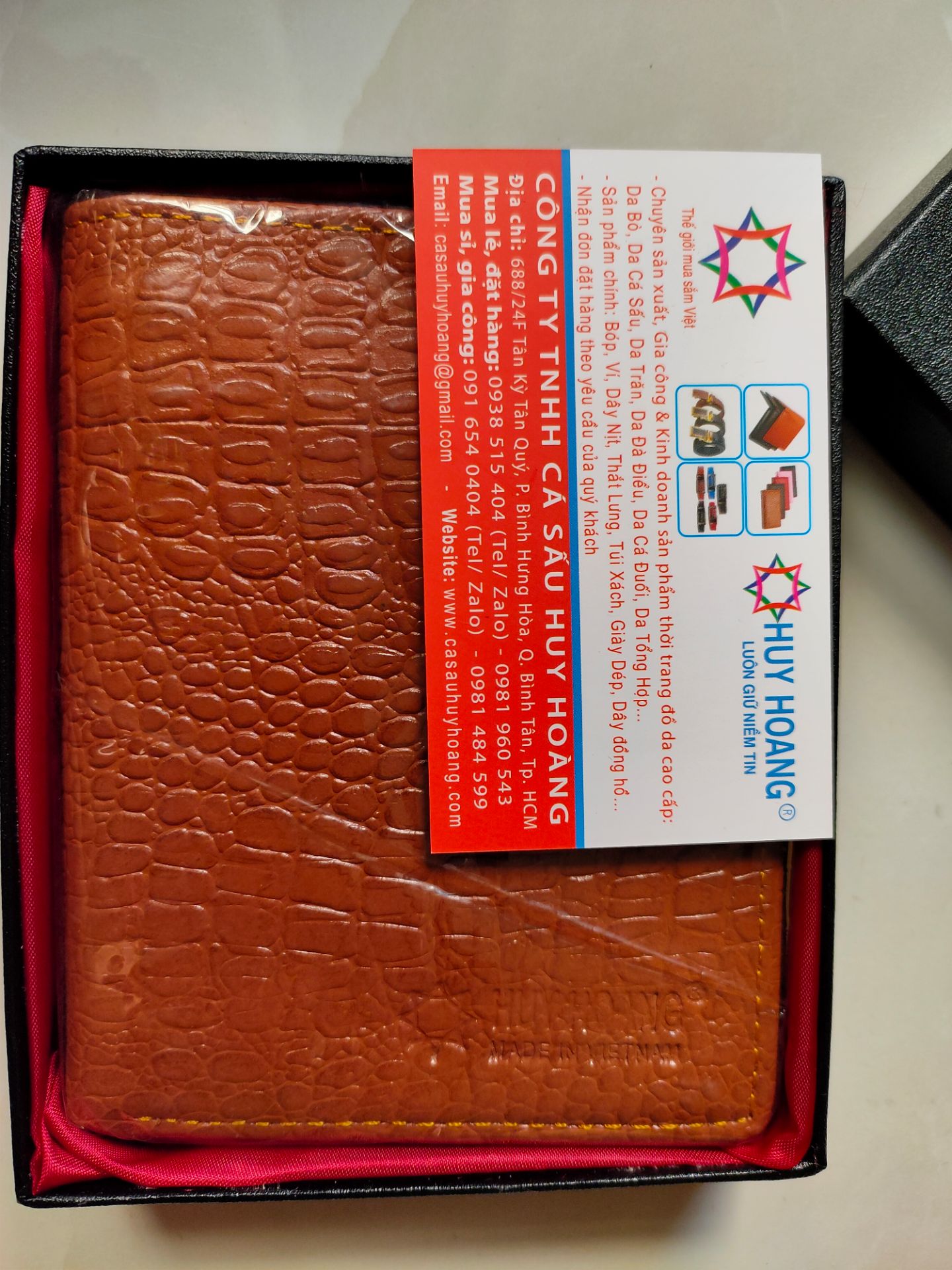 Ví đẹp, mềm rất ok.... có hộp thẻ bảo hành đầy đủ..