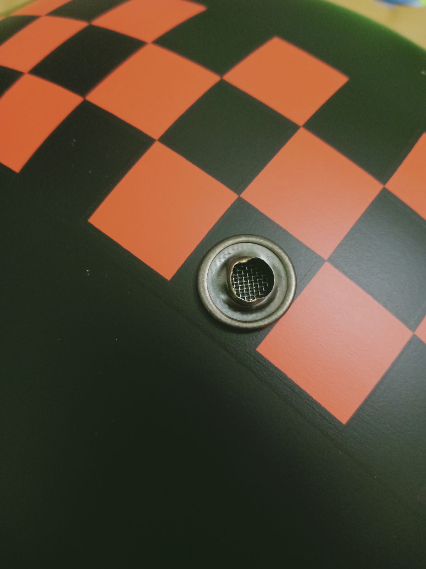 Mình mới nhận sản phẩm có đánh giá sau:
- Qun sát tổng thể tạm đc, nhưng sâu về chi tiết thì ko ổn, mấy cái nút như trên hình rất dễ bung (mà bung thì bụi sẽ vào, mưa sẽ lọt, mới về đã bung 2 cái), liên kết giữa các phần vải, xốp rất hời hợt.
- Chất lượng chắc phải sử dụng lâu mới biết đc, nhưng với mức giá này thì mình thấy ko ưng với sản phẩm, thật ra nếu có mình sẽ đánh giá 3sao rưỡi