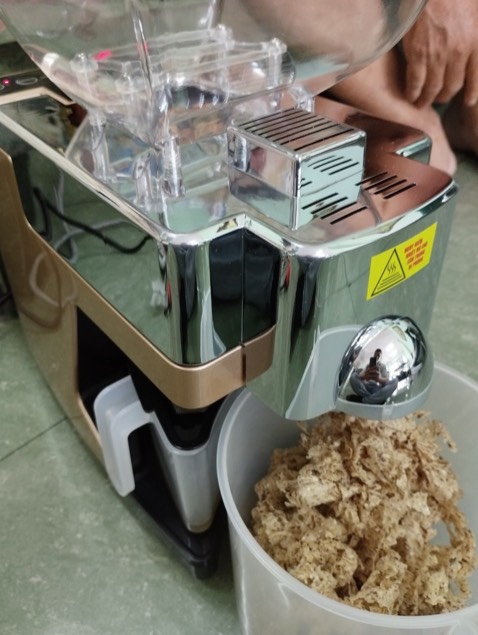 Máy ép tốt 
Shop tư vấn nhiệt tình
1kg đậu phộng ép ra được tầm 500ml dầu 
Sản phẩm tuyệt vời lắm luôn cảm ơn shop🤣