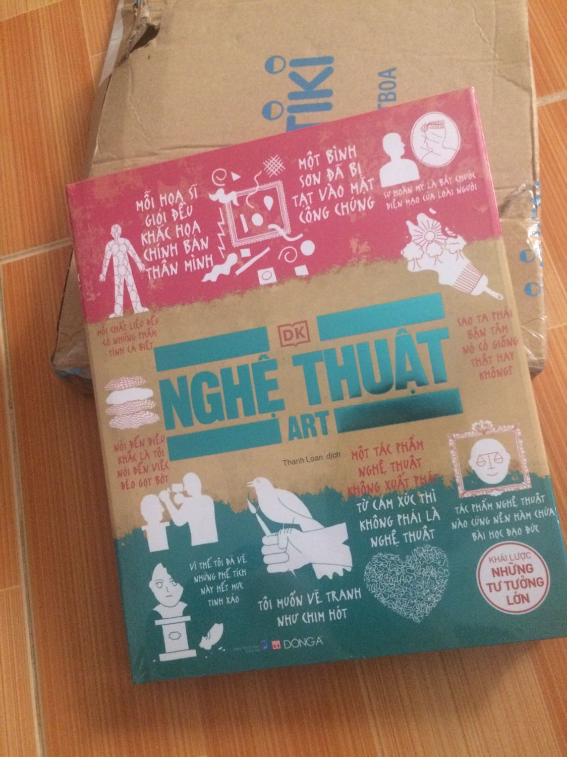 Do dịch nên TIKI giao lâu, đặt tận 1 tháng mới tới nơi. Nhưng trc h mình đặt hàng Tiki luôn nhận đc hộp hàng nguyên vẹn mà hnay nhận đc hàng muốn khóc luôn =)))) may mà sách bìa cứng và có bìa nilong bên ngoài nên k sao chứ nếu là sách bìa mềm chắc là rách tươm luôn rồi