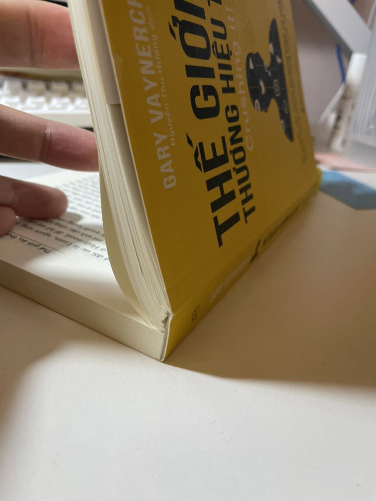 Tôi ko biết là sách thật hay giả nữa, tôi mới đọc được ngày thứ 2. Mở sách ra đọc và bị bong phần lề sách. Mong nhà sách xem xét cẩn thận, để cho ra sp chất lượng hơn. Độc giả đọc sách khá khó chịu nếu bị mua phải sách giả.