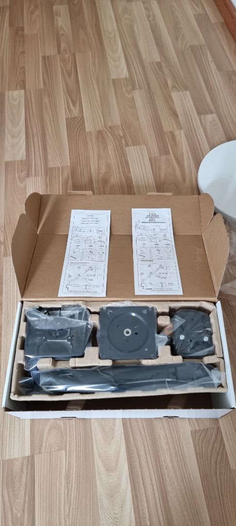 Giao hàng đúng hẹn, chắc chắn, không nghĩ là nó to vậy, lắp màn 27" còn nhìn thấy cái khuỷu to đùng, chắc phải 32-34" mới che hết.