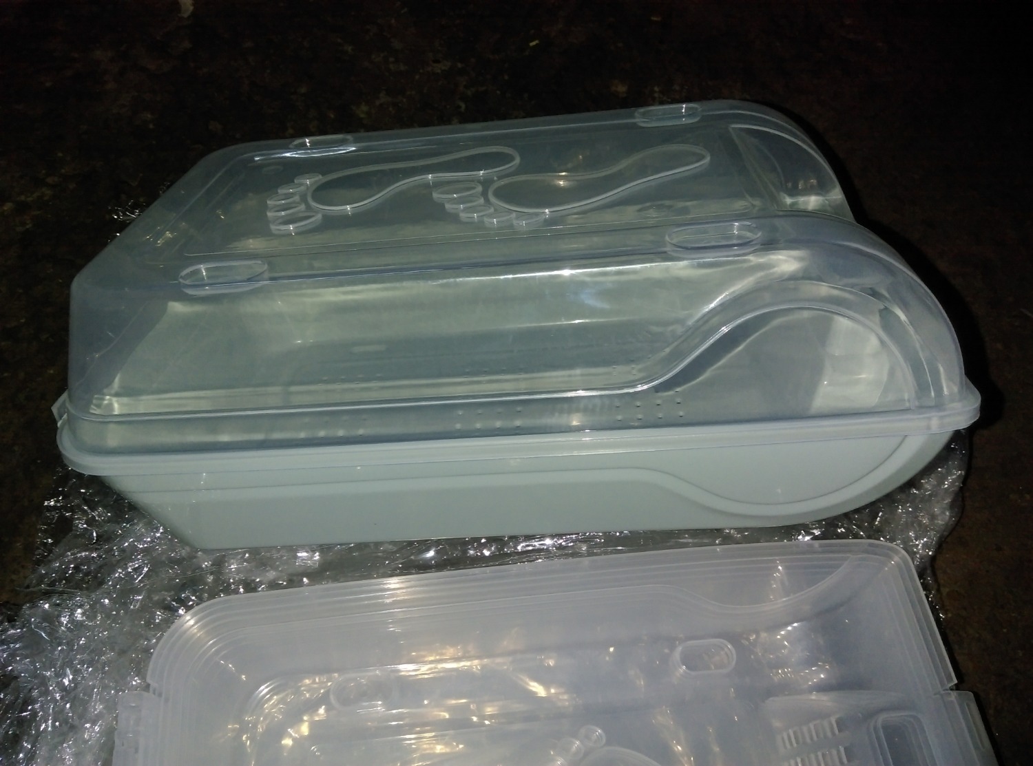 Tiki giao hàng nhanh hơn dự kiến. Đóng gói sản phẩm cẩn thận. Sản phẩm dày dặn, đựng giày thoải mái (trong hình là giày thể thao nữ size 38).
Khi lắp ráp hộp nếu tay hơi yếu thì khó lắp, vì khi ghép 2 phần (trên, dưới) với nhau cần tốn chút sức.