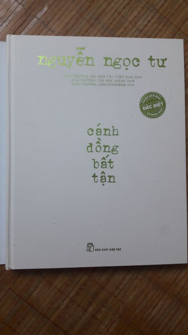 về hình thức sách là ấn phẩm đặc biệt nên rất công phu, khổ sách khá to, bookmark dày dặn và tranh minh họa rất đẹp và nên thơ, mình mua được sale 117k nên rất hài lòng. về nội dung thì 2 câu chuyện luôn phảng phất nét buồn trong từng câu chữ, nhưng giữa cả 2 thì mình thích chuyện đầu tiên hơn cả, về văn phong thì có vẻ mình không hợp lắm nên đọc thấy khá khó hiểu và đôi lúc hơi buồn ngủ:)))