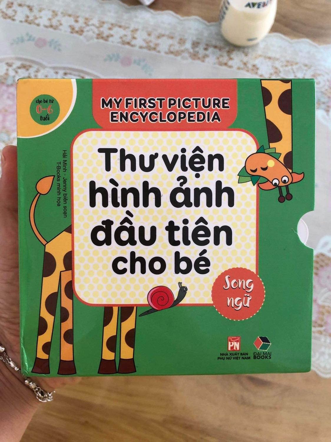 Do vận chuyển và đóng gói nên ngoại quan bị xếp ở góc, không được ứng ý lắm.
Tuy nhiên nội dung và chất lượng sách ổn. Khuyến khích các khách hàng khác mua để cho trẻ nhỏ tiếp cận được tiếng Anh từ những năm tháng đầu đời đang dễ thẩm thấu ngôn ngữ nhất!