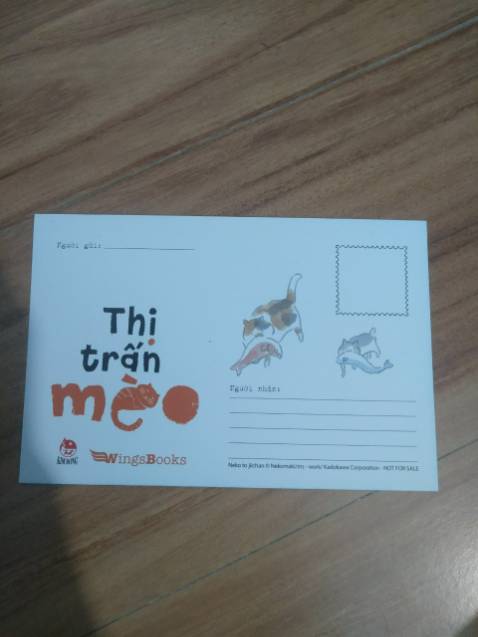 Sản phẩm được đóng gói cẩn thận, không bị hư hại hay bóp méo. Mua được tặng thêm một tấm postcard cực cute lun. Mở bìa rời ra mình thấy phần gáy truyện bị dính keo hay gì đó nhưng chỉ có chút ít à, bạn có thể cạo ra được. Nội dung truyện mình có chụp lên, hi vọng bạn đọc được. Nếu bạn muốn tìm một bộ truyện về slice of life nhẹ nhàng để chill, mình khuyến khích các bạn nên mua bộ truyện này.
10đ cho nét vẽ cực cute, màu sắc trong từng trang truyện và mùi rất thơm nữa. (Mn hãy thông cảm cho chiếc hình nha, mình thề ở ngoài nó đẹp lắm)
