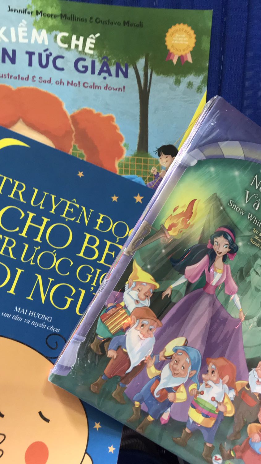 Truyện rất hay màu sắc phong phú và rỏ nét. Mình bắt đầu cho bé làm quen với những câu chuyện quen thuộc trước. Bé thật sự rất thích