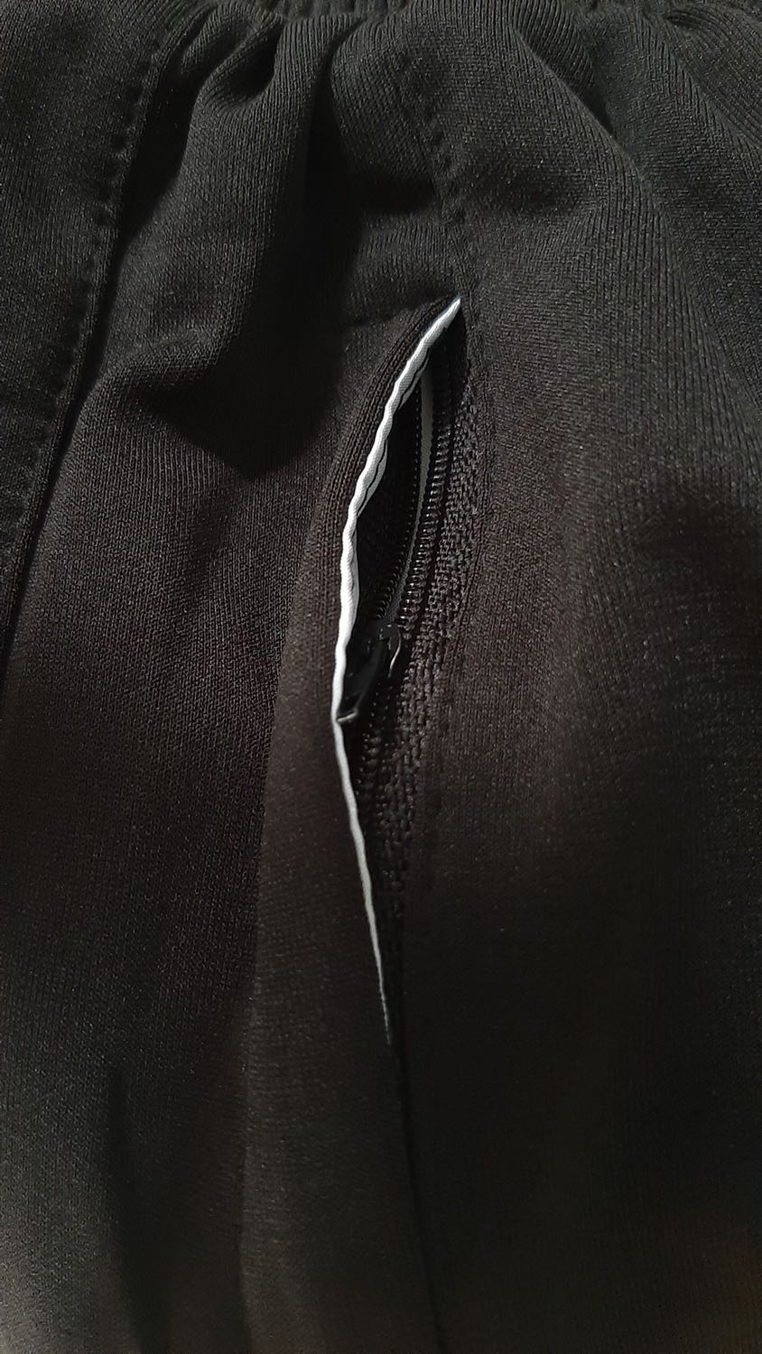 Quần short dày ok , đường may được may kĩ sắc nét , đường chỉ may rất chắc chắn , chất quần short đúng như mô tả , túi có dây kéo đựng được tiền ok yên tâm , mua hàng online mà chất và giá như vậy thì không có gì phải phàn nàn nữa , giao nhận nhanh áo đẹp tiki có lẽ là sàn giao hàng nhanh nhất hiện nay ! Thank you shop