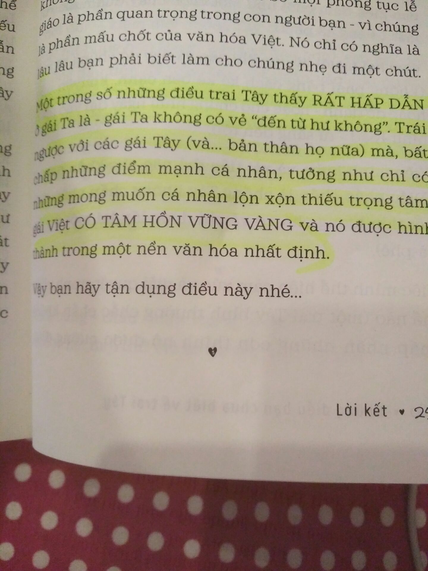 Về nội dung thì với những ai chưa từng đọc hay ít tìm hiểu về văn hóa phương Tây có vẻ thấy hữu ích nhưng mình nghĩ với những ai đã nói Tiếng anh lưu loát hay đọc nhiều thì chắc cũng ko xa lạ gì, về cách hành văn thì do tác giả là người nước ngoài nên cách sử dụng tiếng việt còn chưa rõ ràng và mạch lạc khiến cho người đọc bị mông lung, nhiều đoạn mình đã cố đọc đi đọc lại rồi mà vẫn ko hiểu cái tinh tuý mà tác giả muốn nói là gì.Cho 3* vì góc nhìn thú vị từ phía tác giả là trai Tây và sách có nội dung giải trí cũng tàm tạm chứ mình thấy có 1 số chương không đáng tiền và thời gian lắm.