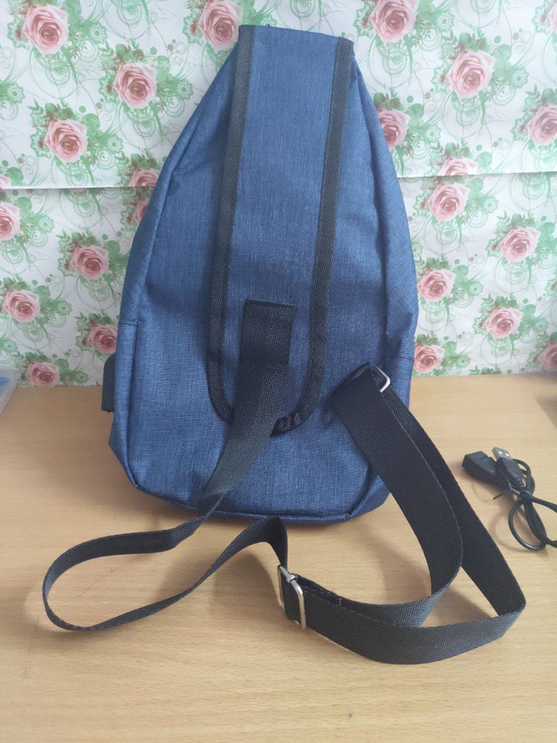 Ngăn thứ 2 khoá hẹp khi cho đồ vào khó và lấy đồ ra rất khó khăn vì k cho tay vào hẳn bên trong được, đường may rập khoá vào túi  hơi rộng lên khi kéo khoá có thể bị mắc vào..