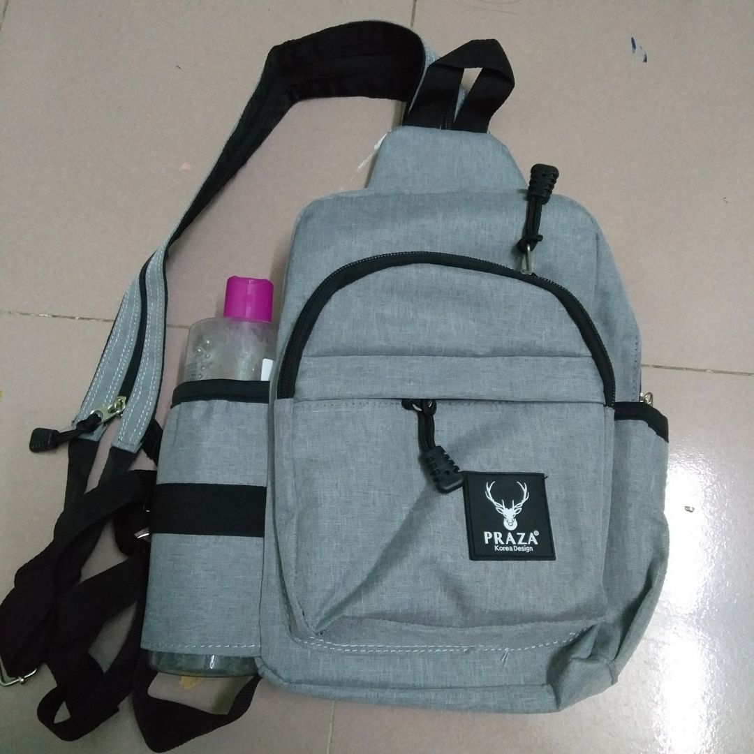 Giao hàng nhanh. mình đặt từ 3h sáng thì 15h đã giao tới.
Sp to hơn mình nghĩ, đựng vừa tablet 10.1 inch.  Ngăn đựng nước đựng vừa chai 500ml. Có rất nhiều ngăn nhỏ tiện dụng. Có thể đeo chéo hoặc tách ra thành 2 dây đeo như balo. Chất vải cứng cáp. Mình rất ưng ý với sp này