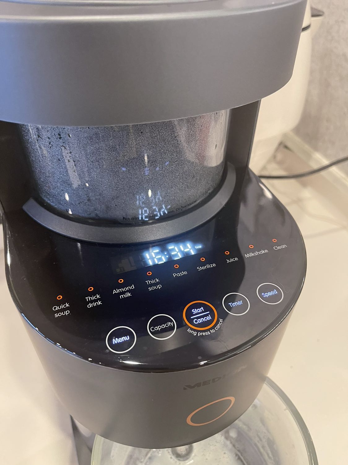 Quá ấn tượng vì vô cùng dễ sử dụng, máy chạy không ồn, làm nhanh tiện lợi. Phần làm xong tự rửa và tiệt trùng máy là 1 điểm cộng cho mình vì mình siêu lười rửa máy ;)

Sữa hạt ra có đặt hơn với khi mình nấu bằng các loại máy khác nhưng nếu các bạn muốn loãng thì pha thêm xíu nước ấm là ok.