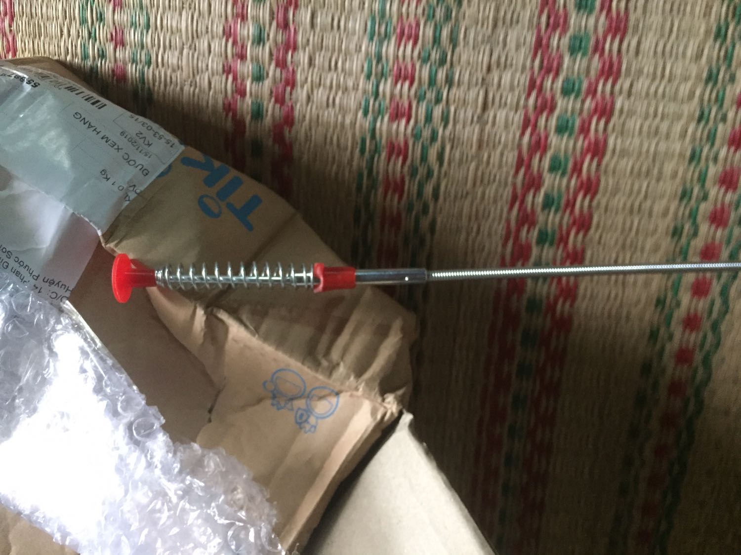 MUA HÀNG TIKI NHIỀU NHƯNG LẦN NÀY THẤY GIAO HÀNG BỊ LỖI. MÌNH ĐỊNH TRẢ NHƯNG THÔI TỘI NHÂN VIÊN GIAO HÀNG. LẦN SAU TIKI KIỂM TRA HÀNG KĨ TRƯỚC KHI GIAO. KHÁCH HÀNG QUẸTUOWNGF XUYÊN MÀ VẬY THÌ THÔI