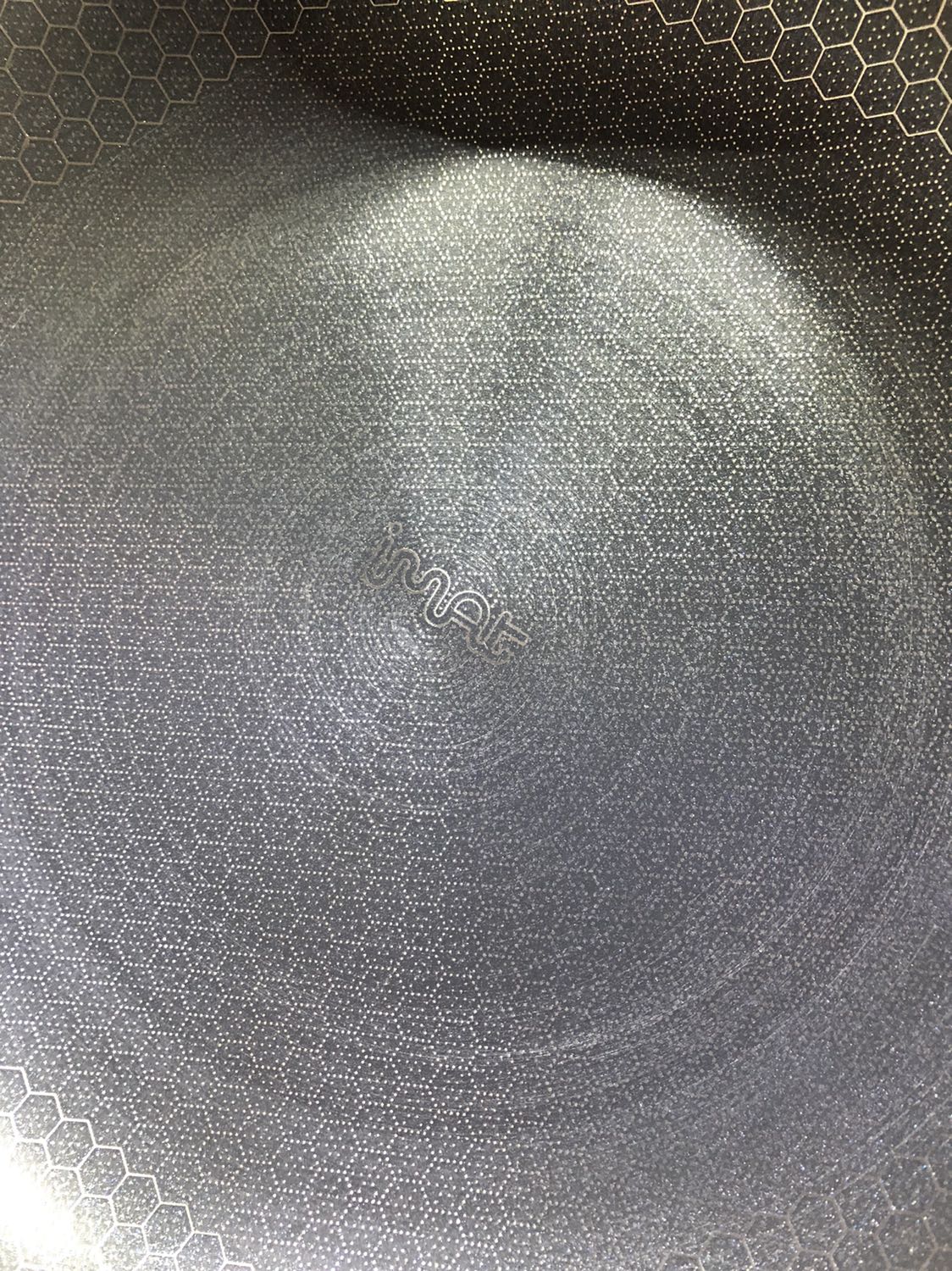 Chảo bị trầy như hình. Đang yêu cầu trả hàng :(. Mình đã mua 1 cái chảo y như vậy trực tiếp ở Siêu Thị thì ko bị