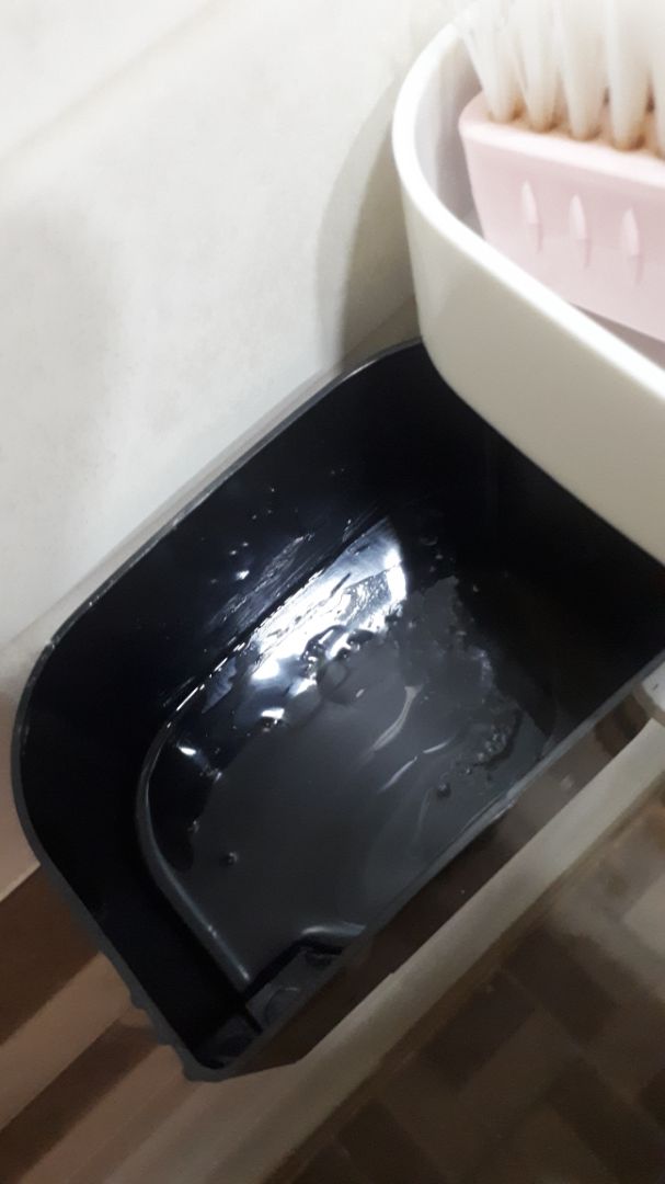 Hàng o, keo dán chắc. 1 thời gian không biết keo có bền không? điểm trừ là cái khay nhỏ đựng linh linh không có khe thoát nước. nước nào là không thoát đc.