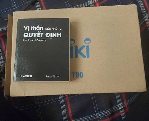 Sách mới, nhỏ gọn xinh xinh đúng ý mình, có thể tiện lợi mang đi khắp nơi. Hôm nay lại được cả anh shipper vô cùng nhiệt tình trách nhiệm nữa ạ! Nói chung mình rất rất hài lòng. Mong " vị thần của những quyết định" và mình có sự liên kết chặt chẽ ạ! Cảm ơn shop, cảm ơn Tiki!❤️❤️❤️❤️❤️❤️❤️