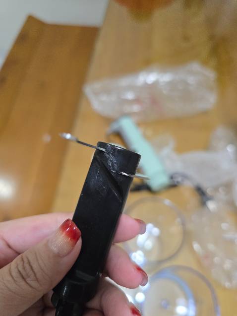 Chưa sử dụng nên kg biết thế nào, hàng nhận đc hộp dơ đầy bụi. Lưỡi dao gắn nhìn như bị rớt ra rồi hàn lại, không liền nguyên khối.