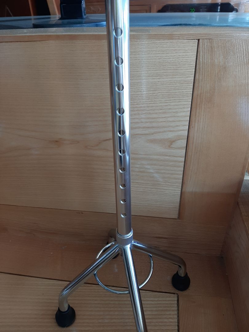 sản phẩm khác mô tả về cái chân . nhưng sản phẩm dầy dặn , chắc chắn , có thể dùng 2 nguời chống chung 1 gậy đi thoải mái.