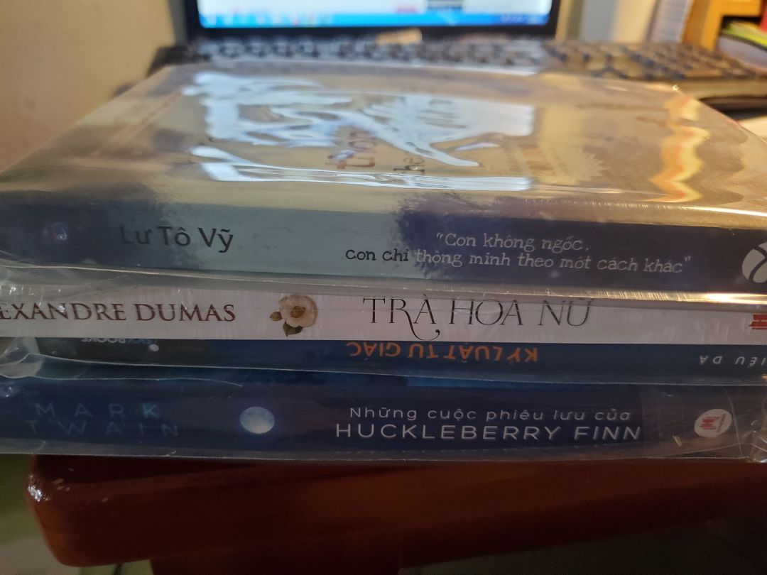 mua cả chồng sách chưa kịp đọc những cách tiki bọc hết ninon  bên ngoài vì thời tiết mấy hnay mưa đã muốn thả 5 sao rồi. ok ak