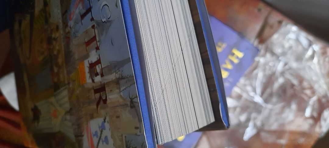 Mình mua hai tập 3 và 4, nhận hàng ngày hôm nay, bên ngoài bìa cứng và bìa rời có dấu hiệu quăn móp, biến dạng, phía mặt trên sách có vết lạ như trong hình, bên trong còn có cảm giác như sắp long ra như trong ảnh chụp. Mình mong tiki có thể xem xét cho mình được đổi sách.