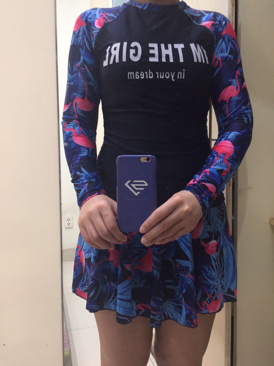 Chất vải dày dặn, co dãn, mặc ok nhưng mà size hơi nhỏ. Mình 55kg mặc XL hơi ôm nên mình mua bộ khác size XXL xem sao