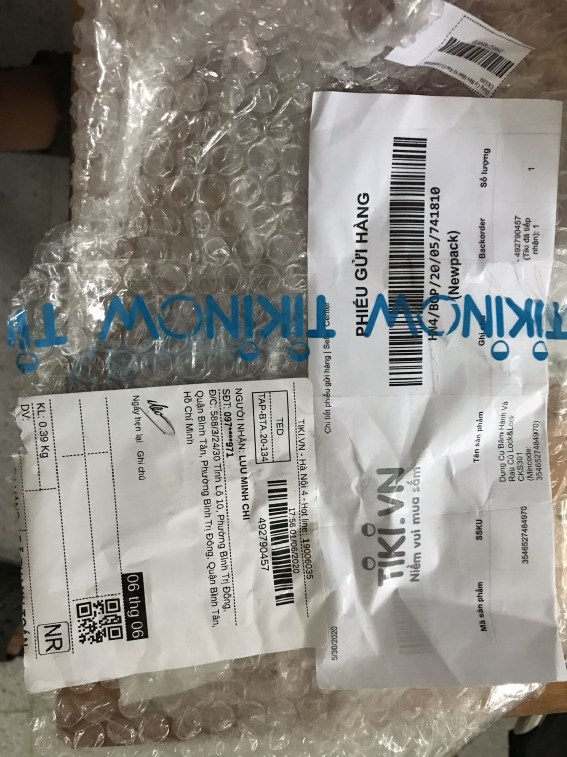 Shop ơi, hàng giao mình bị nứt 1 đường chỗ gần mép máy à, shop hỗ trợ đổi giúp mình nhé?