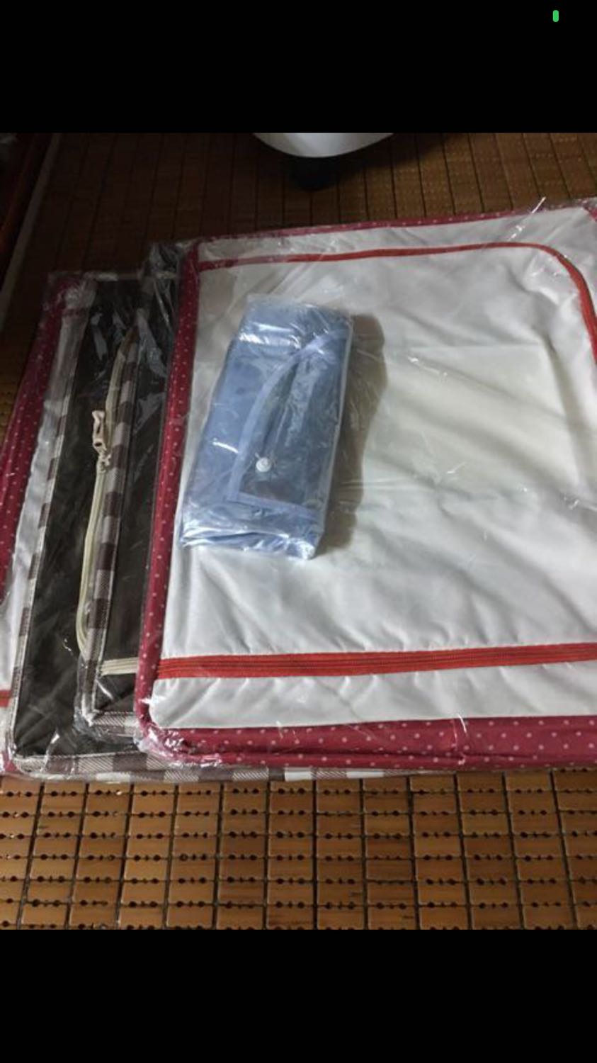 Rất đẹp và chắc chắn. Tôi đặt 3 lần rồi nay mới đánh giá, hàng thấy nhiều người bảo có mùi nhưng tôi thấy ko có mùi gì cả. Cũng k cần phải giặt trước khi dùng; lau qua là dùng được rồi. 
Khung sắt khá chắc nên đồ đạc để được nhiều. Ko lo bị cong hỏng gì cả. Màu ngẫu nhiên nhưng mình thích loại màu tối hơn.  Kể ra đc chọn màu thì tốt