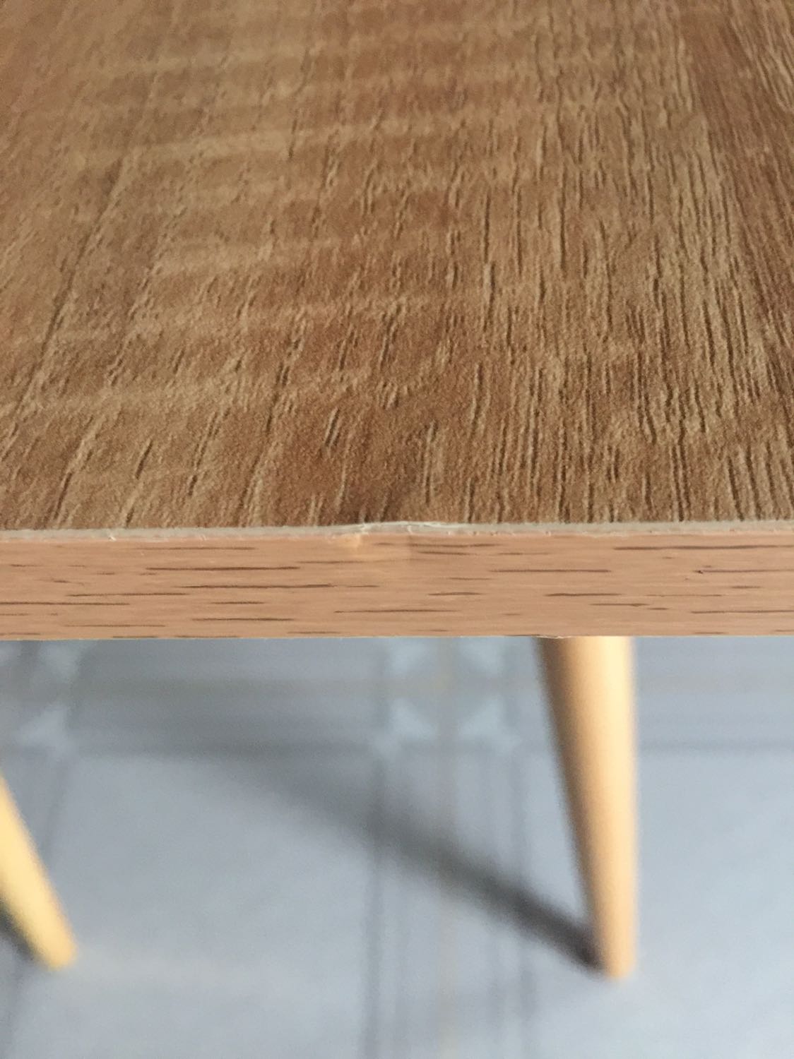 1 . Một góc của bàn bong tróc như thế này 
2. Chân bàn không đều, khập khiễng
Mình không yêu cầu nhà cung cấp thu hồi hàng mùa dịch bệnh phúc tạp này. Nhưng mình có thể yêu cầu các hướng dẫn mình cách khắc phục chỗ xấu xí kia. Các bạn k nên làm ẩu rồi cung cấp cho người tiêu dùng đại như thế.