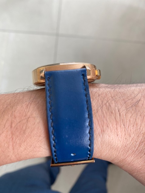 Chất da thì ổn mình đã mua nhiều sản phẩm của shop , nhưng đường khâu không đẹp nhìn rẻ tiền