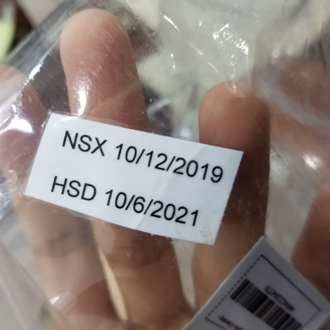 Mình mua túi 3kg, đã nhận được túi hàng còn nguyên vẹn. Chất lượng thì mèo mình chưa thử nên mình chưa biết. Mình có thắc mắc là trên bao bì túi có ghi sx제 조:10/3/2020 (hsd 18 tháng)(Trong đợt dịch vẫn vận chuyển hàng từ HQ qua VN bình thường à) còn ở bì nilon bọc túi thì ghi nsx: 10/12/2019, hsd: 10/6/2021. Có sự chênh lệch về ngày sx in trên bao bì và túi nilon bọc sản phẩm. Vậy đâu mới là ngày sx đúng? Mình mua túi 3kg, đã nhận được túi hàng còn nguyên vẹn. Chất lượng thì mèo mình chưa thử nên mình chưa biết. Mình có thắc mắc là trên bao bì túi có ghi sx제 조:10/3/2020 (hsd 18 tháng)(Trong đợt dịch vẫn vận chuyển hàng từ HQ qua VN bình thường à) còn ở bì nilon bọc túi thì ghi nsx: 10/12/2019, hsd: 10/6/2021. Có sự chênh lệch về ngày sx in trên bao bì và túi nilon bọc sản phẩm. Vậy đâu mới là ngày sx đúng?