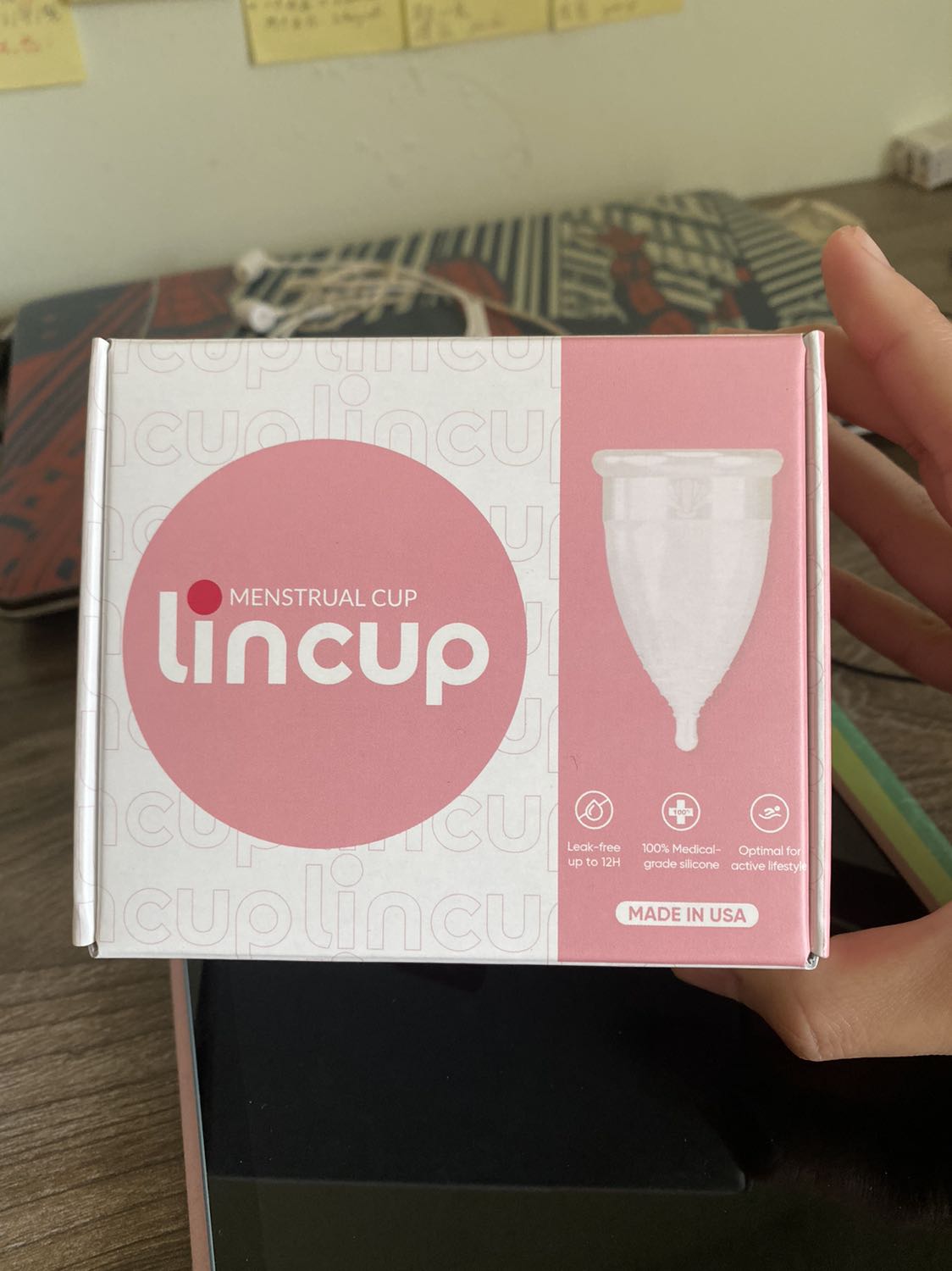 Shop giao hàng nhanh, có tem niêm phong hộp đầy đủ, săn đúng ngày với thêm áp mã giảm thì còn rẻ hơn tận 1 cành nữa ạ, mình đọc review nhiều nhưng vẫn thấy mọi người khen Lincup nhất nên hy vọng lần đầu dùng này sẽ hợp 😛