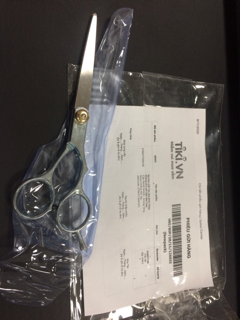 Sản phẩm ghi là 1 "bộ" kéo cắt tóc, "bộ" nha... và đang trong đợt khuyến mãi 11.11 giảm giá từ 3***đ còn 67.000đ, trước khi order mình có nhìn kỹ comment của nhiều khách hàng khác nhận sản phẩm, thấy nguyên bộ rất đẹp, có túi đựng đầy đủ lượt, kéo cắt, kéo tỉa các thứ, nhận sản phẩm xong té ngữa chỉ có đúng 1 cây kéo mà không được giống như hình review của khách trước đó nữa chứ, mong tiki giải thích về trường hợp này.