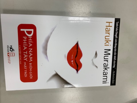Phía Nam Biên Giới Phía Tây Mặt Trời
Nhìn cái bìa nó hấp dẫn làm sao.
Cuốn tiểu thuyết chứa đựng nhiều nhất con người thật của Haruki Murakami và là câu chuyện đơn giản nhất mà Murakami từng kể. Tuy vậy, đơn giản không có nghĩa là dễ hiểu, và một lối kể chuyện giản dị không loại bỏ những nỗ lực kín đáo trong việc thoát ra khỏi những lối đi văn chương đã cũ mòn.

“Sự kết nối” dễ thấy giữa Phía Nam biên giới, phía Tây mặt trời và những tác phẩm khác của Murakami có lẽ là năng lực đặc biệt của nhà văn Nhật Bản đối với cách tạo ra và xử lý cái bí ẩn. Không có mật độ dày đặc như trong Biên niên ký chim vặn dây cót hay Kafka bên bờ biển, cái bí ẩn ở đây giống như những đoạn nhạc jazz biến tấu ngẫu hứng trên nền của những bản nhạc cũ, và chính là cái để lại dư vị lâu nhất cho người đọc.