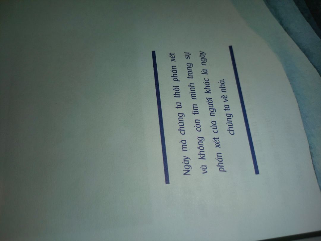 mới đầu đọc thì mình thấy cuốn sách khá nhẹ nhàng. càng đọc càng bị cuốn theo dòng kể của tác giả, lối văn phong nhẹ nhàng, lôi cuốn và đầy triết lý sống.
những tưởng tác giả chỉ quan tâm tới Phật Giáo nhưng những trang sau tác giả đề cập tới những câu kinh thánh, Thánh Vịnh khiến mình rất ngỡ ngàng . bản thân mình là người Công Giáo mà nhiều khi mình quên mất sự hiện diện của Chúa bên đời. cảm ơn tác giả với những ngôn từ nhẹ nhàng, những câu chuyện khiến mỗi người cần suy nghĩ về NHÀ. và cả vấn đề bình đẳng giới tính mà xã hội hiện nay đang cần được bảo vệ những người trong cộng đồng LGBT .
" ngày mà chúng ta nhận ra chúng ta được quyền làm chủ cuộc đời mình, với những cảm xúc vui buồn của mình... không dựa dẫm vào ai cả, không đổ thừa ai cả... là ngày chúng ta trở về nhà !"