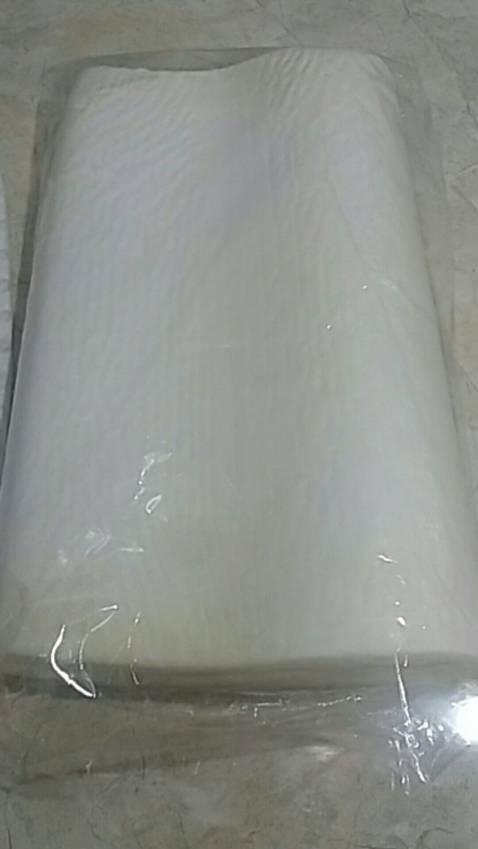 Gối rất đàn hồi, rất đáng tiền, mình mua lần thứ 3 rồi, nay mới đánh giá. sản phẩm có độ lún vừa phải nên không mỏi cổ tí nào luôn, lúc mua có 1 chút mùi của cao su với mùi của vải mới, hơi khó chịu, bóc áo gối giặt đi 1 nước là yên tâm luôn ạ, cái ruột gối thì để ngoài là ok, ko cần phải giặt và không giặt đc, vì nó không thấm nc do,

nhưng cũng vì thế mà phòng mình không còn mùi mấy nữa, mấy gối bông ép ngày trước mỗi lần vào phòng là sặc mùi hôi, do chất liệu bông sợi lâu ngày dễ bị mốc. 
Gối nằm dễ chịu và dễ ngủ hơn, các bạn nên dùng nha