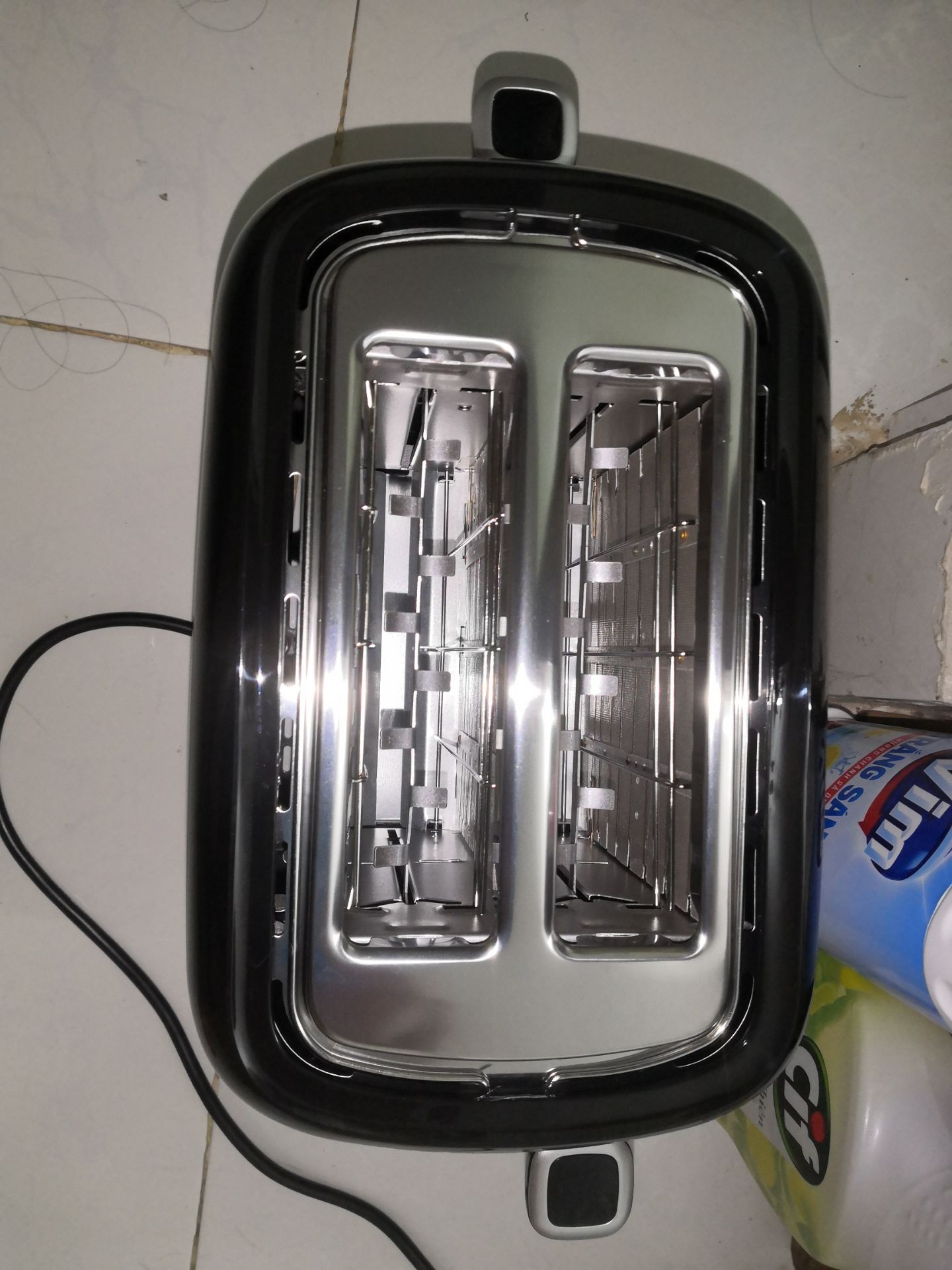 Xài thấy ok. Đúng là có nghe mùi nhựa khi nướng. Nhưng bánh mì khi ăn không nghe mùi gì. Thơm thôi. Màu đen nhìn sang.