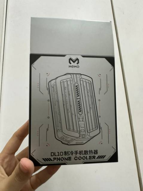 Quạt làm lành DL10 mới có sò lạnh TEC có khả năng làm lạnh gấp 3 lần.  Có thể dùng trực tiếp nguồn từ củ sạc hoặc pin dự phòng không cần pin rời.
 Pin thì mua thêm không đi kèm. Mình thấy quạt giá siêu hời, hạ nhiệt nhanh không lo nóng máy. Đáng tiền!