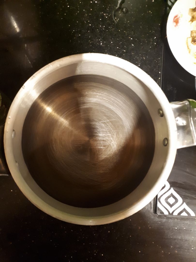 mình muốn đổi sản phẩm. mua về mình có cho nước vào đun thử. sau khi đun xong, để nguội mở ra thì thấy nồi 1 nửa trắng, nửa đen thế này( đánh bằng xà phòng cũng không sạch). Phần đen là phần mình cho nước tới đó. thực sự rất lo lắng không biết khi sử dụng có ảnh hưởng gì đến sức khỏe khồng