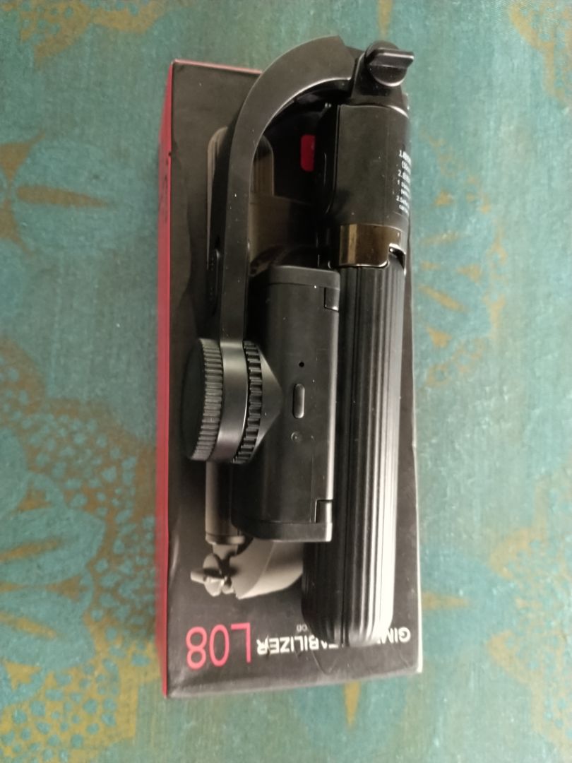 Sản phẩm giống mô tả, ngoại hình đẹp, chắc chắn.
Về khả năng chống run của Gimbal tạm ổn thôi.  Tripod thì nên cẩn thận khi để chụp ngoài trời có gió vì 3 chân hơi ngắn dễ ngã.
Chất lượng phù hợp giá tiền