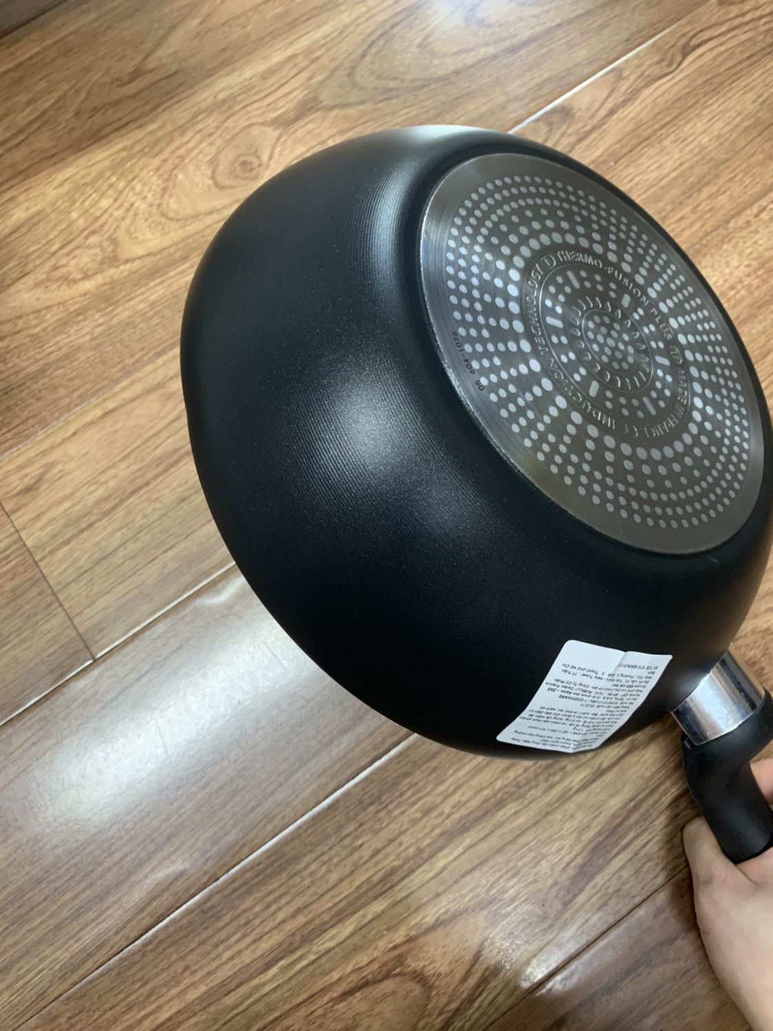 Lần mua đầu tiên 22/6 đặt hàng 23/6 giao, cán chảo lỏng léc, vành chảo trầu xước nên đổi.
24/6 nhận lại sp lỗi, 30/6 giao sp mới.
Chảo mới giao lại đóng gói rất cẩn thận mấy lớp luôn nhưng chảo lại bị móp. Vậy có nghĩa chảo bị móp trước khi dc đóng gói, nếu đã móp thì tại sao còn giao cho khách?
Cách kiểm tra sp trước đóng gói của tiki và shop có vấn đề, nên xem xét lại.
Hnay ko muốn viết đánh giá đâu nhưng thấy đợt này tiki làm việc ẩu quá đành phải lên tiếng (trưa nay 1/7 vẫn chưa thấy ai gọi nhận lại sp lỗi).