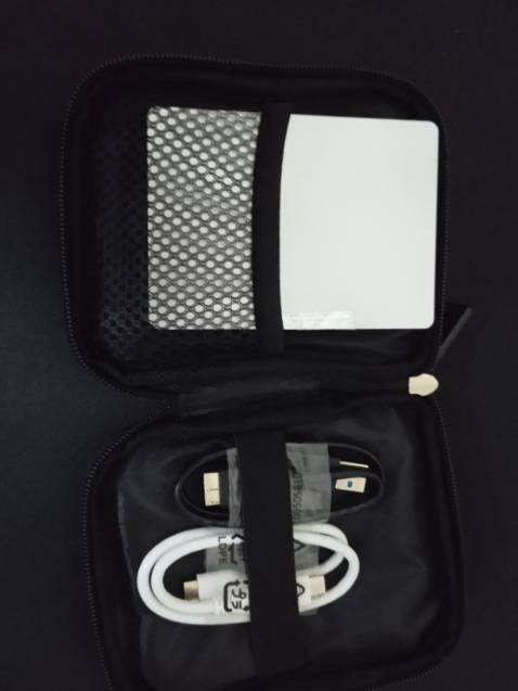 Hàng Ok nhưng việc mở hộp dán tem bảo hành cho khách ít nhất cũng đảm bảo một tí, dán tem để keo dính lem ra xung quanh trên mặt ổ cứng xong đóng gói lại cũng không đàng hoàng.