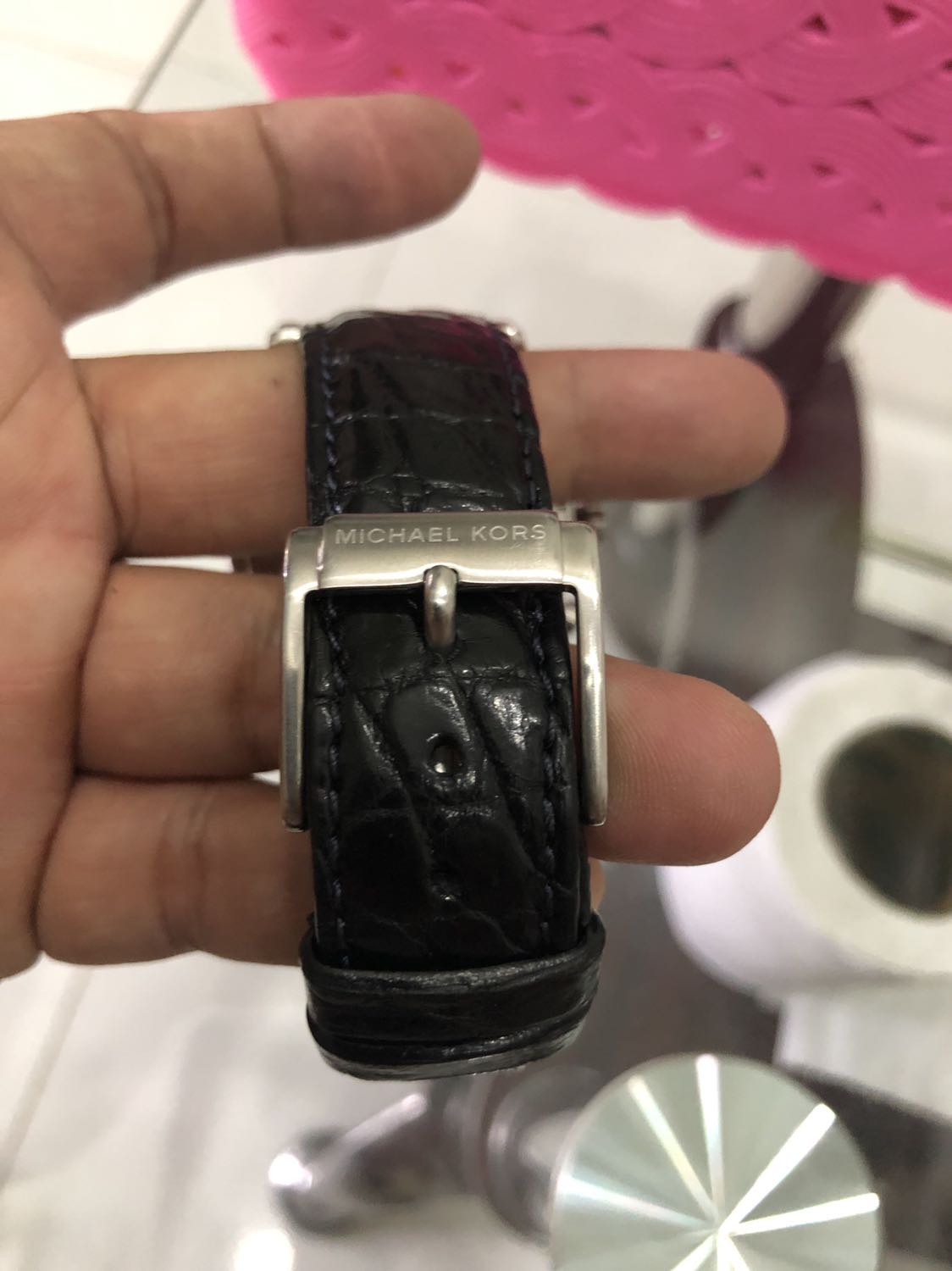 Mới nhận được dây, tự thay lun. Kết quả là rất hài lòng. Da cá xấu xịn, khi cắt dây gắn chốt sẽ thấy. Cám ơn shops và Tiki