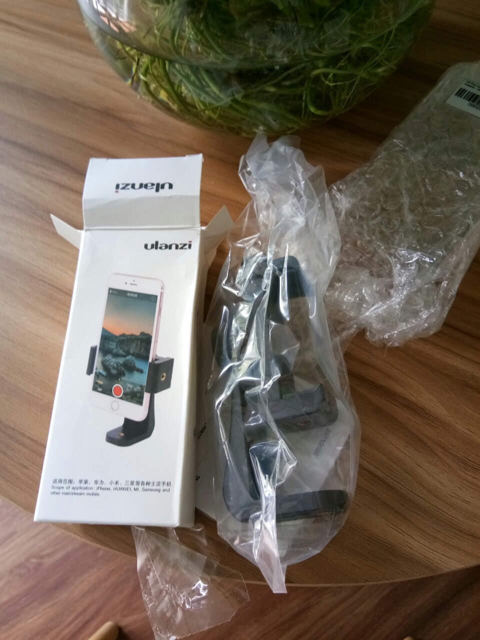 Mình đặt giá kẹp ipad nhưng lại giao giá kẹp điện thoại. Mình liên hệ lại thì yêu cầu mình đem hàng ra bưu điện gửi lại, khi nào shop nhận được hàng mới gửi lại hàng đúng lại cho khách hàng. Có cách nào để giải quyết đổi hàng tốt hơn không? Lỗi shop giao nhầm hàng mà. Đâu phải khách hàng nào cũng có thời gian đi bưu điện. Đang chờ TIKI giải quyết trường hợp này.