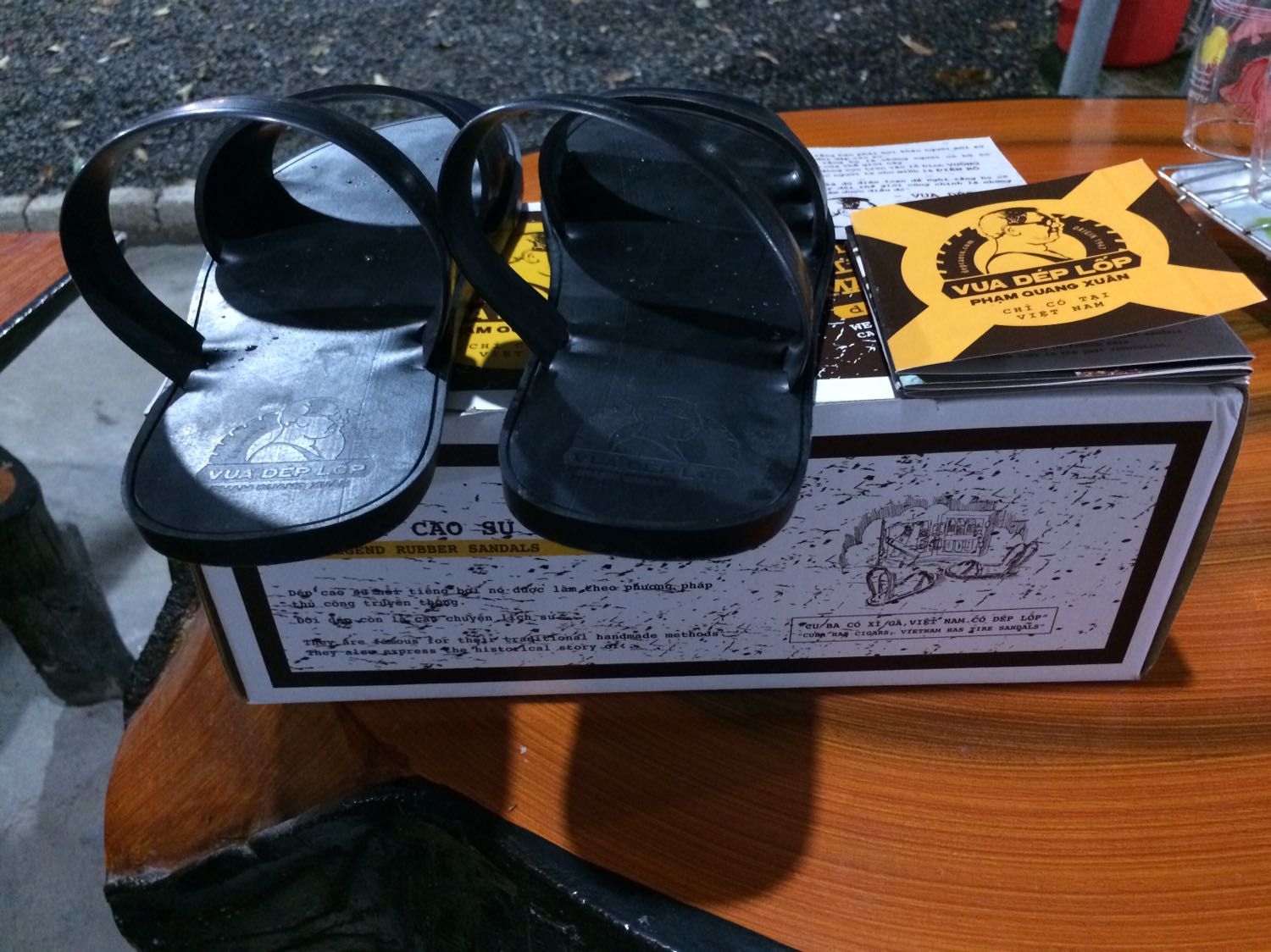 Dép đẹp đi rất vừa vặn k chê vào đâu đc. Tuy là đôi dép cao su nhưng vẫn có hộp đựng và có ghi chú lịch sử ra đời. Hộp đựng chắc chắn.