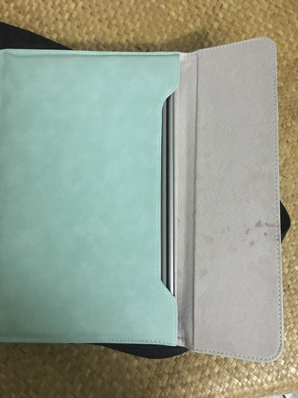 rât hài lòng về sản phẩm , các bạn mua sau luu ý chọn kỹ size nhé. shop có nhiều lựa chọn size để chọn rất tiện. bao da có 2 cục nam châm để nắp khó bung rất hay.
giá thì chưa nhận xét dc vì còn phụ thuộc vào độ bền của sản phẩm .