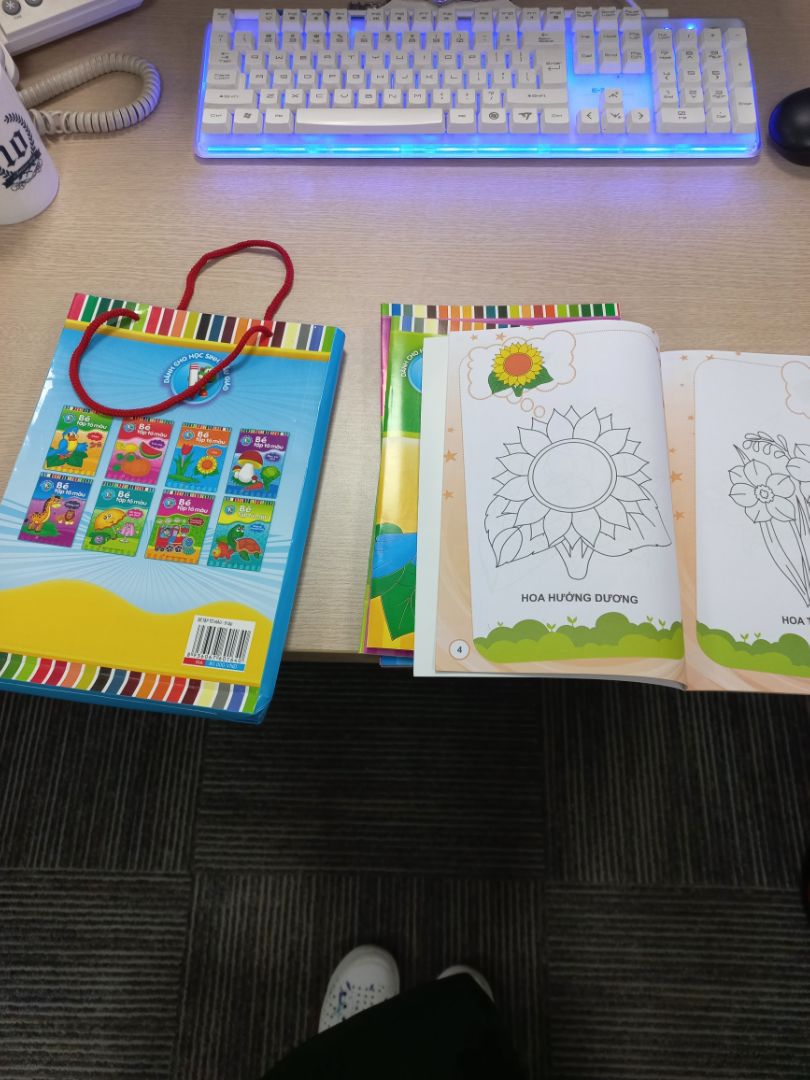 sách màu đẹp, hình ngộ nghĩnh, không mùi,  bé thích