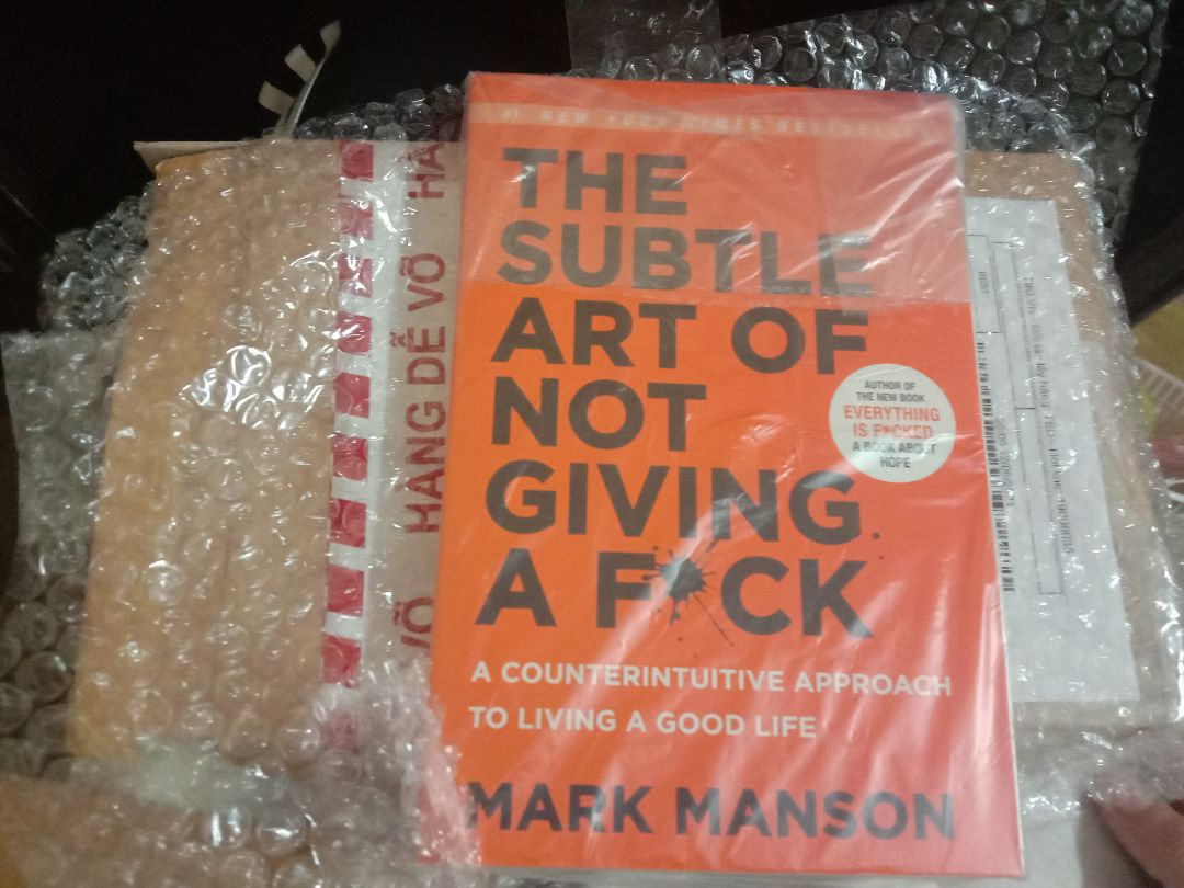 Mình rất thích cách gói của Tiki, sách về rất ổn áp, mình chưa đọc nhưng nghe review hay lắm mà may là đợt sale nên giá cả ổn nữa, sẵn mua về đọc cho đỡ rảnh thời gian nghỉ dịch ;-; Mà Tiki còn tặng thêm bookmark nữa nói chung là chất lượng sách và dịch vụ của Tiki rất ok vừa ý mìnhhh :3